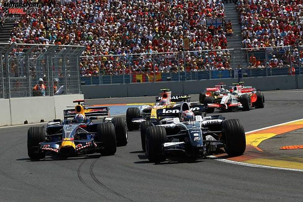 David Coulthard (Red Bull) und Kazuki Nakajima (Williams), der nach einer Kollision ohne Frontflügel unterwegs