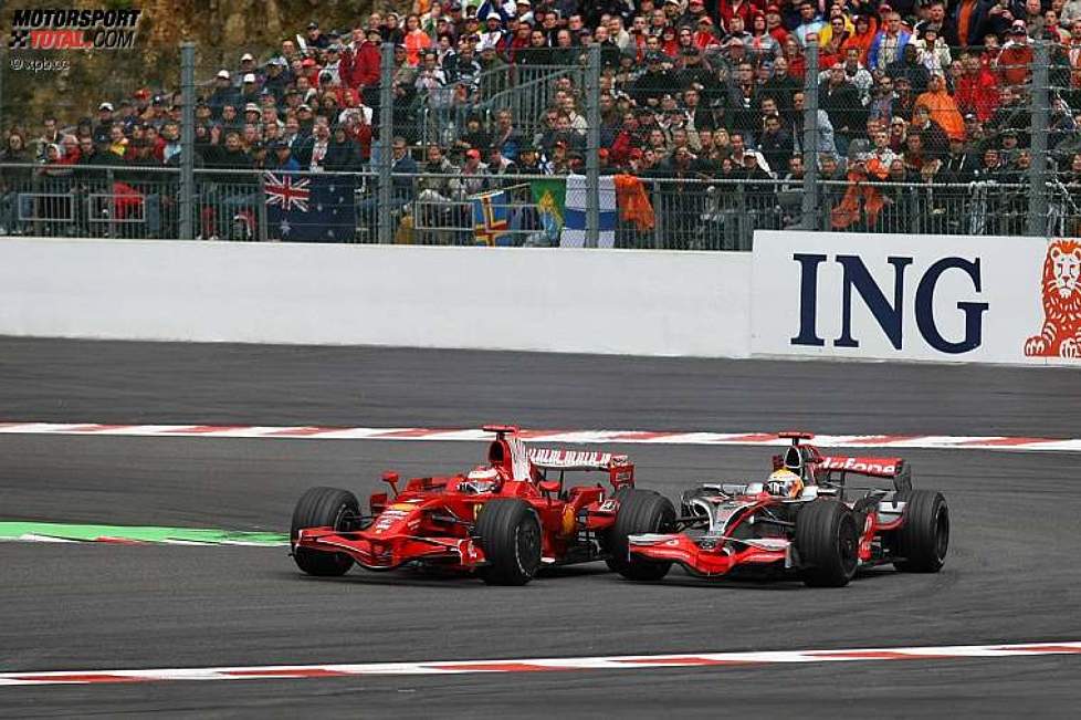 Kimi Räikkönen (Ferrari) und Lewis Hamilton (McLaren-Mercedes)