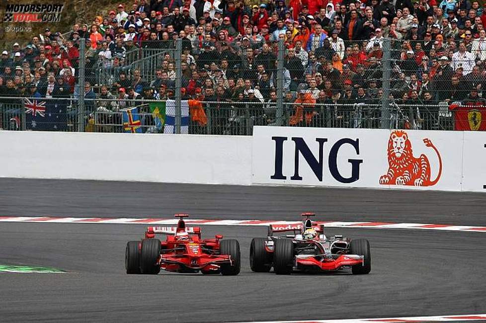 Kimi Räikkönen (Ferrari) und Lewis Hamilton (McLaren-Mercedes)