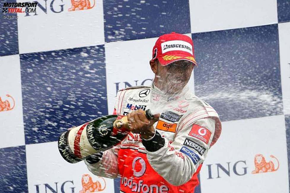 Lewis Hamilton (McLaren-Mercedes) feiert einen fast unerwarteten Sieg