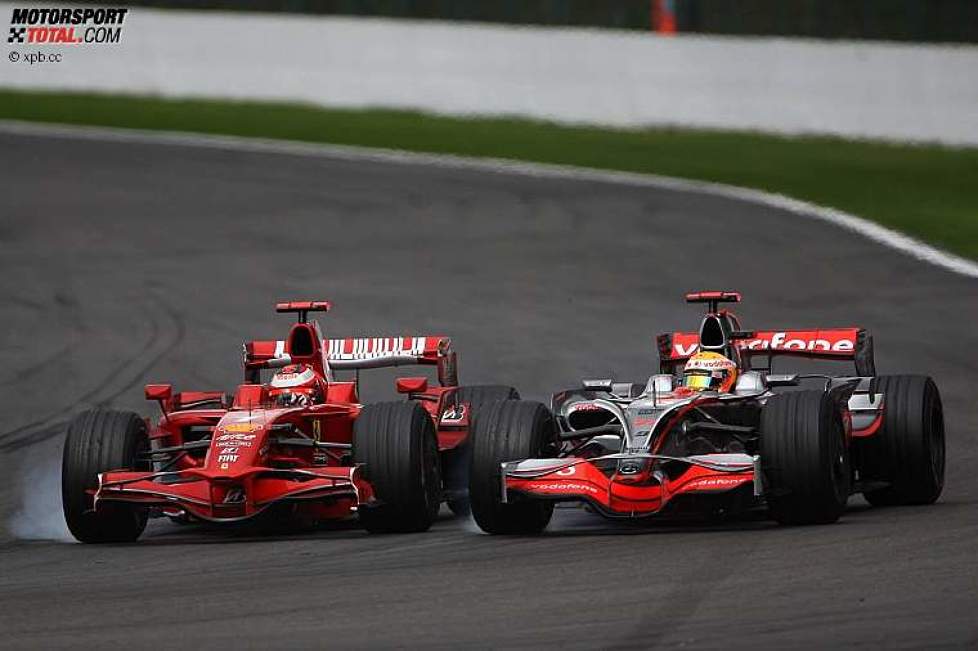 Kimi Räikkönen (Ferrari) und Lewis Hamilton (McLaren-Mercedes) 