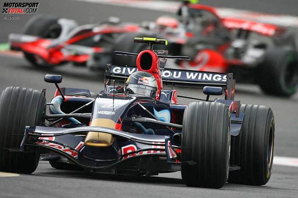 Sebastian Vettel (Toro Rosso), im Hintergrund Heikki Kovalainen (McLaren-Mercedes) 