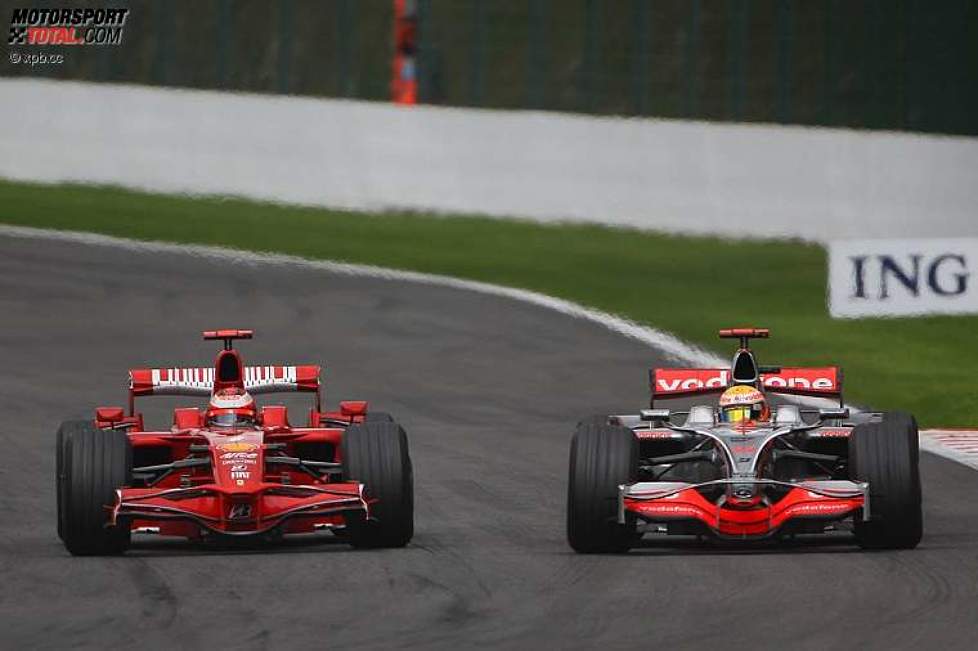 Kimi Räikkönen (Ferrari) und Lewis Hamilton (McLaren-Mercedes) im Zweikampf