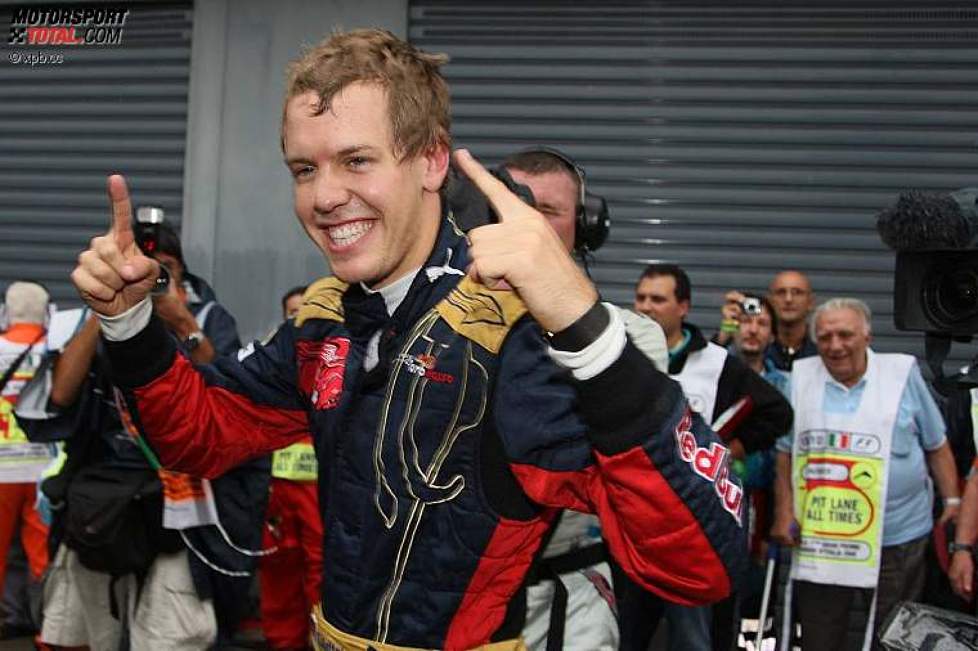 Sebastian Vettel (Toro Rosso) feiert seine erste Pole Position