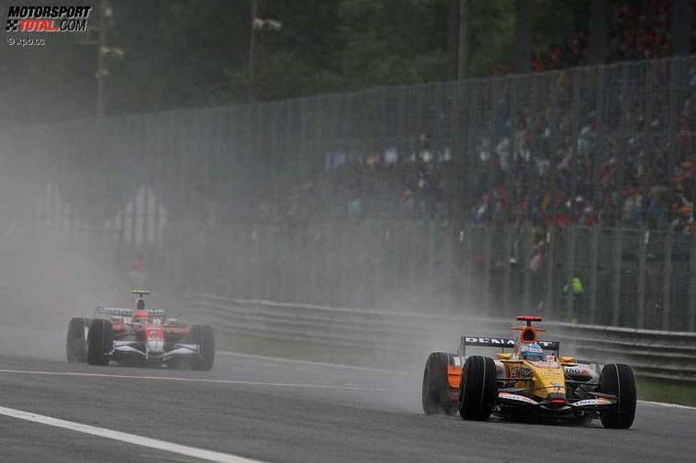 Fernando Alonso (Renault) vor Timo Glock (Toyota) 