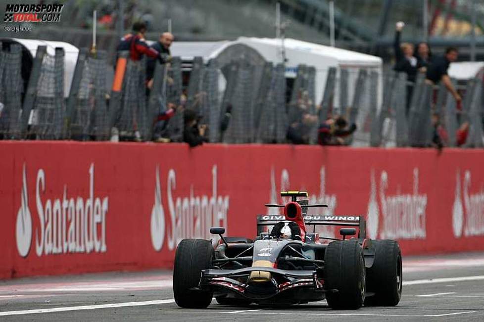 Sebastian Vettel (Toro Rosso) bei der Zielüberfahrt zu seinem ersten Grand-Prix-Sieg