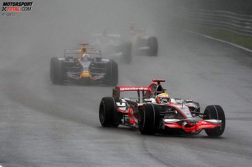 Lewis Hamilton (McLaren-Mercedes) vor David Coulthard (Red Bull) 