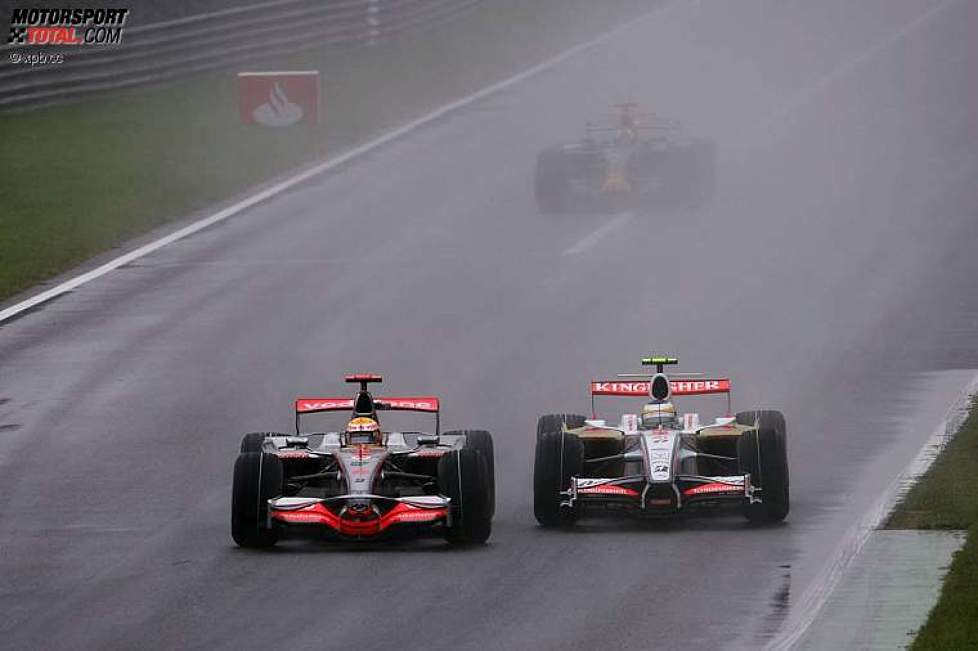 Lewis Hamilton (McLaren-Mercedes) und Giancarlo Fisichella (Force India) 