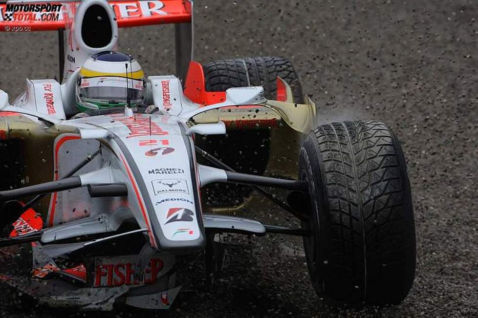 Giancarlo Fisichella (Force India) ohne Frontflügel im Kiesbett in der Parabolica-Kurve