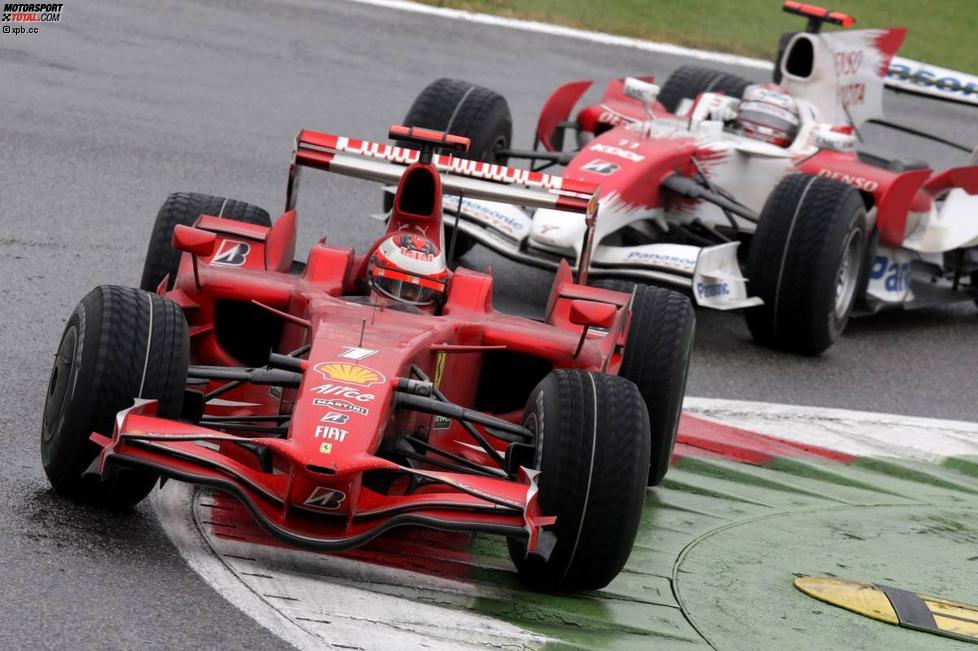 Kimi Räikkönen (Ferrari) vor Jarno Trulli (Toyota) 