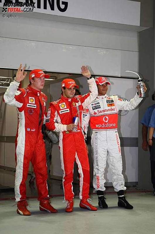 Kimi Räikkönen, Felipe Massa (Ferrari) und Lewis Hamilton (McLaren-Mercedes) 