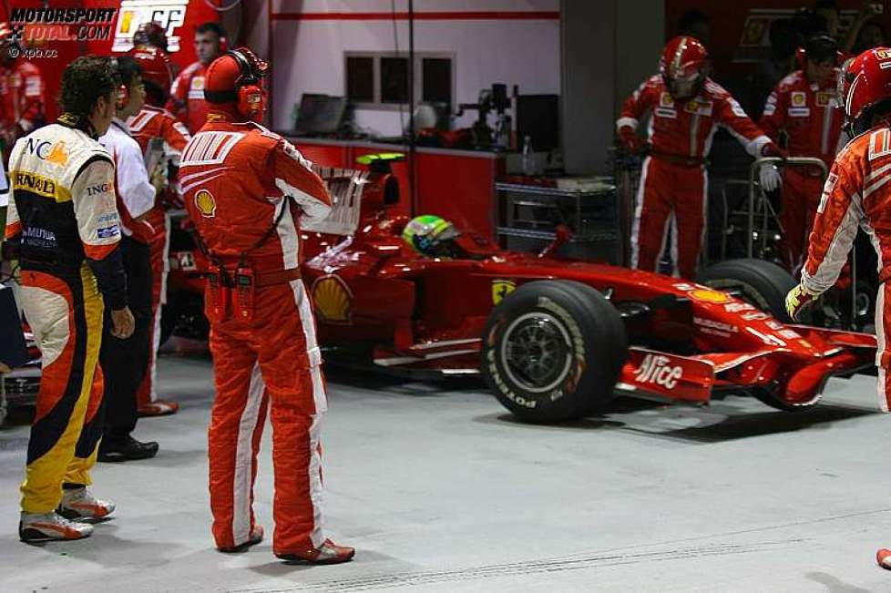 Felipe Massa (Ferrari) geht auf die Strecke, Fernando Alonso (Renault) muss warten und zuschauen