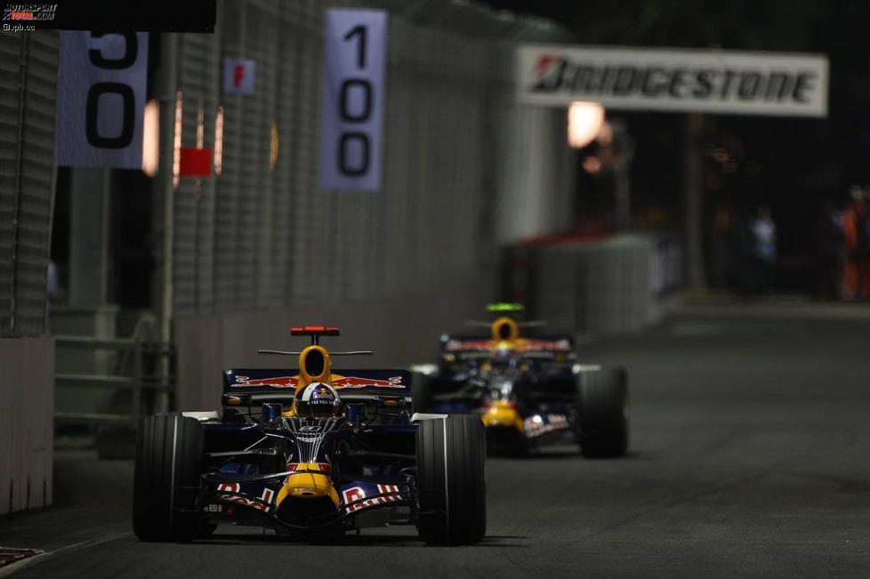 David Coulthard vor Mark Webber (Red Bull)  