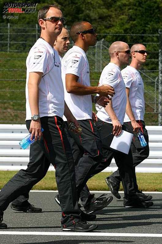 Lewis Hamilton (McLaren-Mercedes) beim Abgehen der Strecke