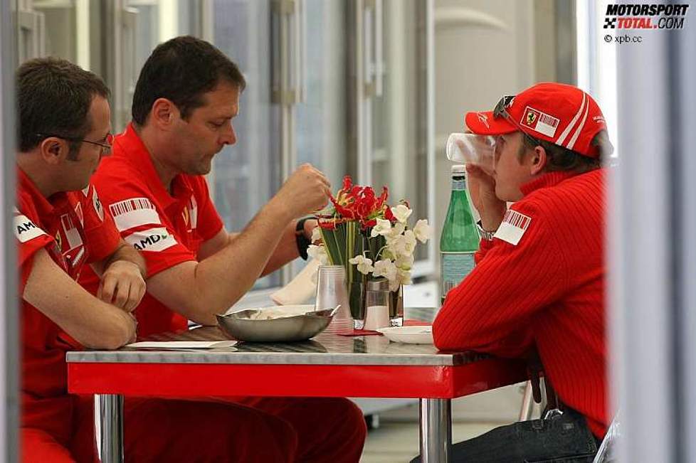 Kimi Räikkönen mit Stefano Domenicali (Teamchef) (Ferrari) 