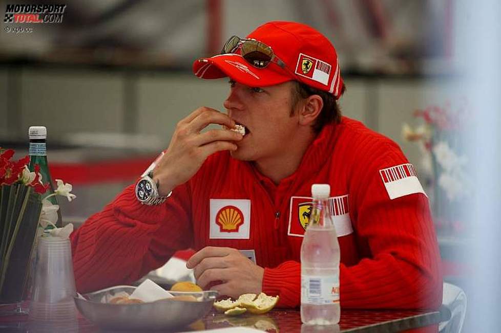 Kimi Räikkönen (Ferrari) gönnt sich einen Snack