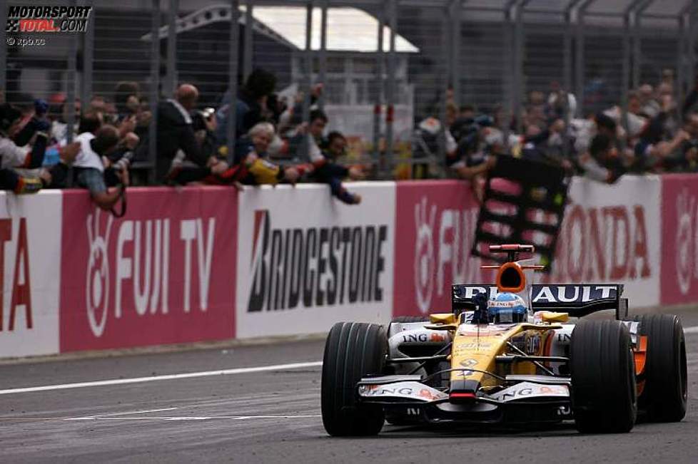 Fernando Alonso (Renault) überquert als Erster die Linie
