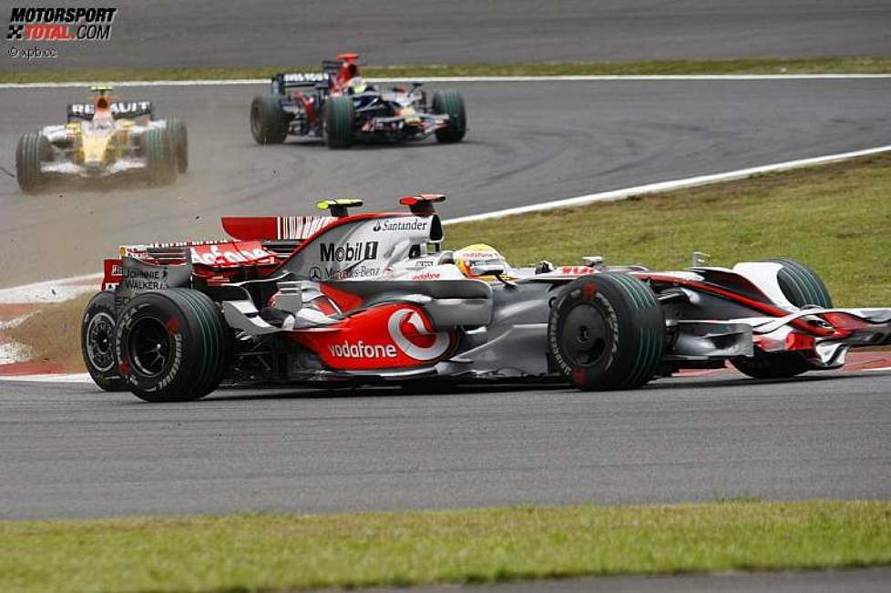 Felipe Massa (Ferrari) und Lewis Hamilton (McLaren-Mercedes) kollidieren