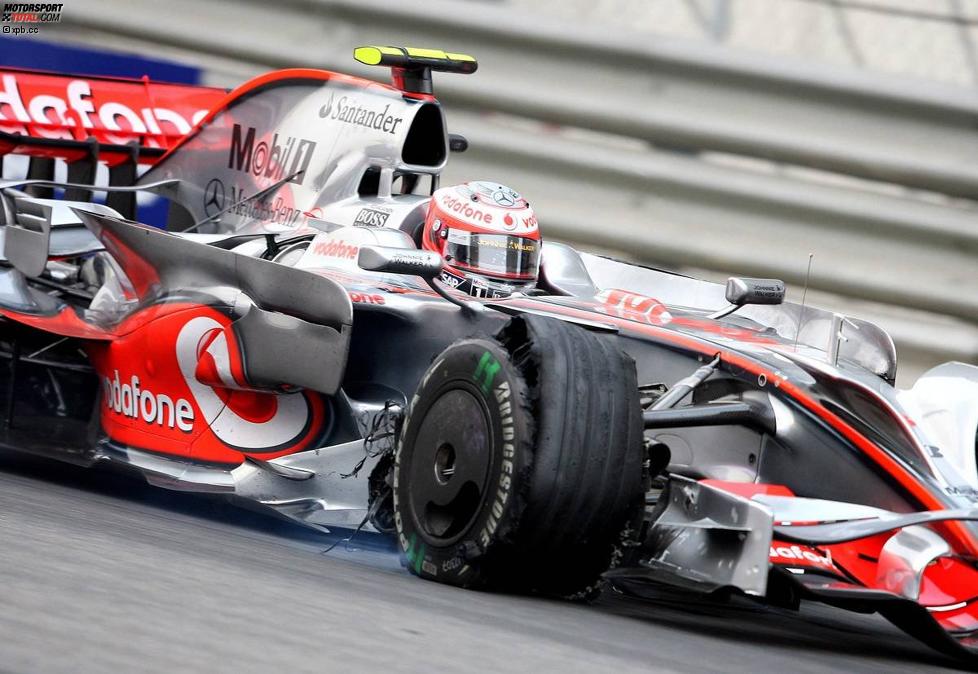 Heikki Kovalainen (McLaren-Mercedes) mit seinem Reifenschaden rechts vorn