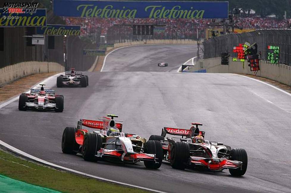 Lewis Hamilton (McLaren-Mercedes) geht an Giancarlo Fisichella (Force India) vorbei