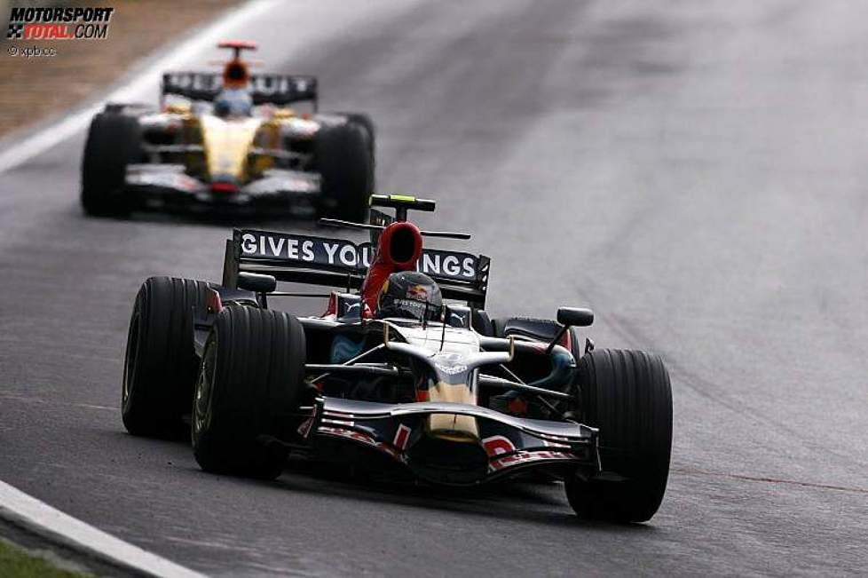 Sebastian Vettel (Toro Rosso) vor Fernando Alonso (Renault) 