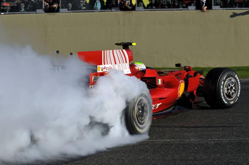 Felipe Massa (Ferrari) feiert mit den Fans