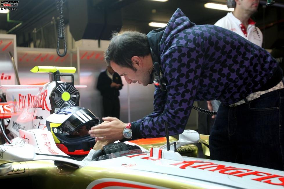 Pedro de la Rosa (Force India) erhält letzte Tipps von Vitantonio Liuzzi
