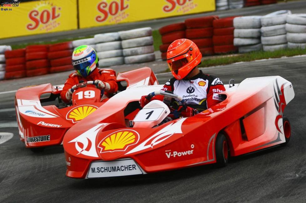 Vorjahressieger Michael Schumacher vor Felipe Massa (Ferrari) 