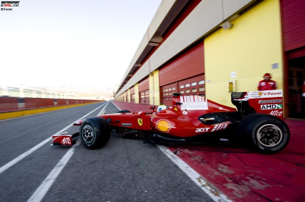 Felipe Massa verlässt mit dem neuen Ferrari F60 die Box