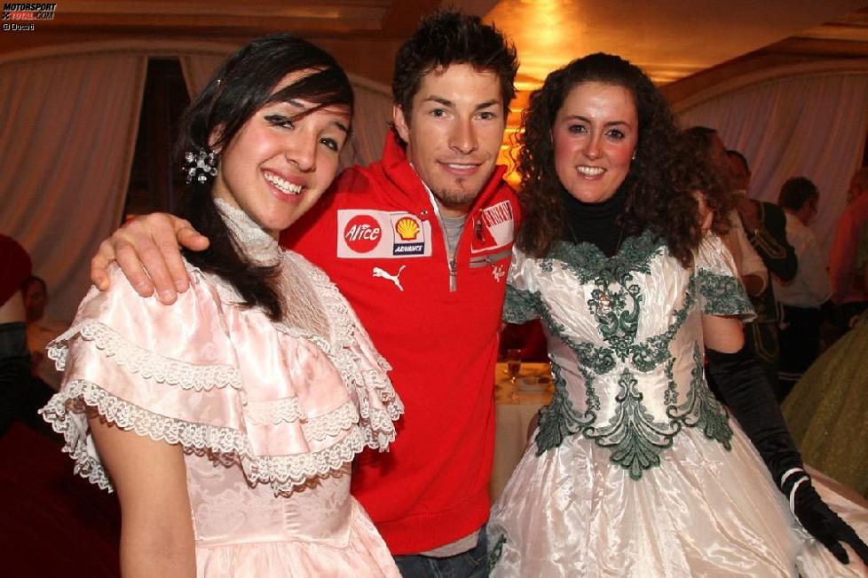 Nicky Hayden mit zwei italienischen Mädchen