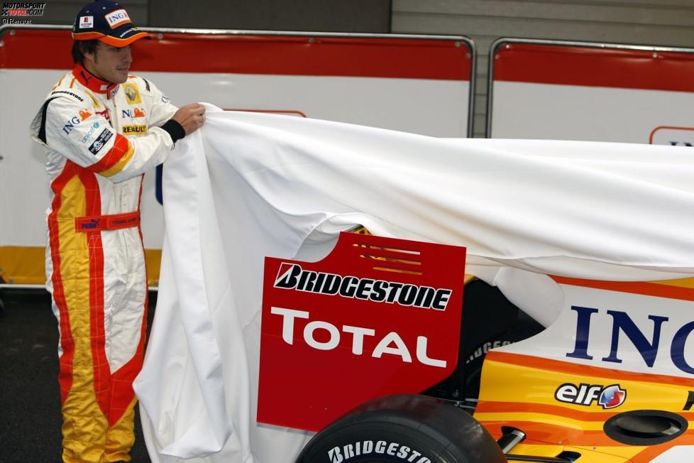 Fernando Alonso (Renault) bei der Enthüllung des Renault R29