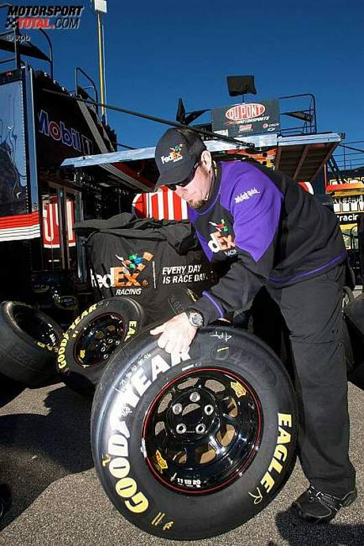 Ein Joe-Gibbs-Mechaniker von Denny Hamlin mit einem Goodyear-Reifen
