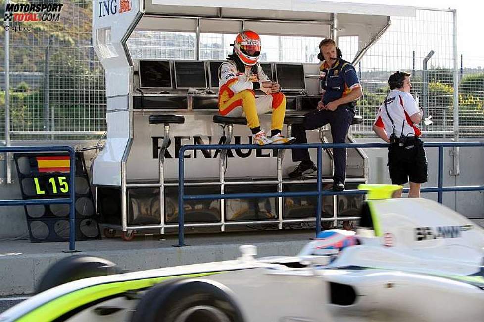 Nelson Piquet Jr. (Renault) beobachtet Jenson Button (Brawn)