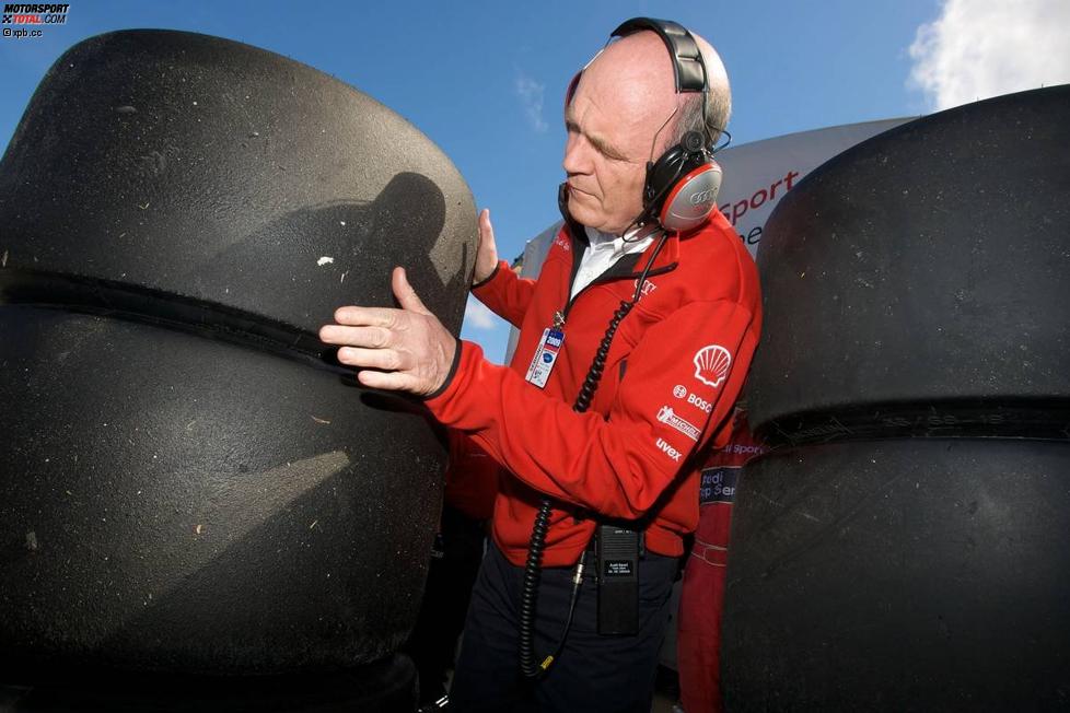 Audi-Motorsportchef Dr. Wolfgang Ulrich inspiziert die Reifen
