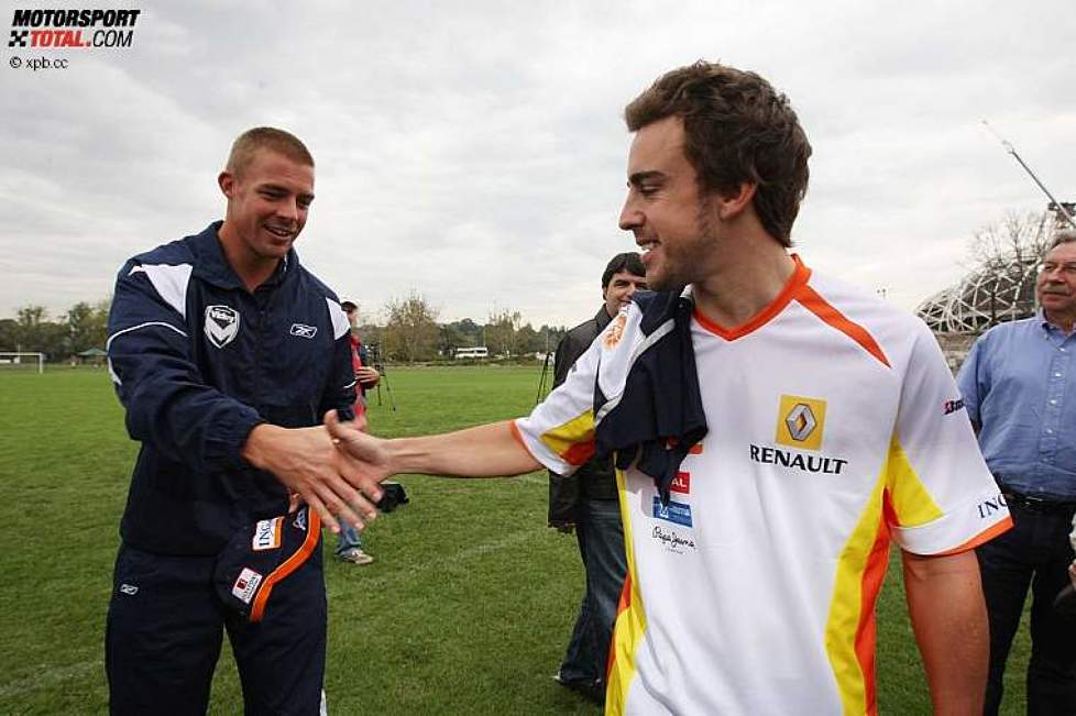 Fernando Alonso (Renault) mit Danny Alsopp, Stürmer beim Fußballklub Melbourne Victory