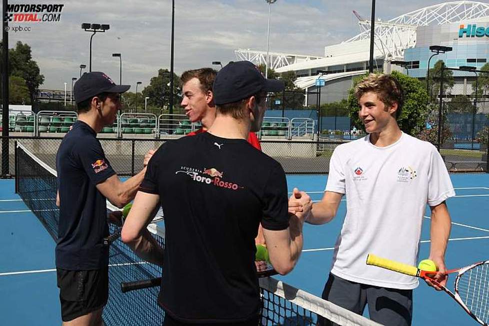 Sebastien Buemi und Sébastien Bourdais (Toro Rosso) mit ihren Tennisgegnern