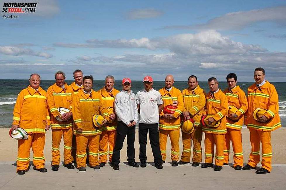 Heikki Kovalainen und Lewis Hamilton (McLaren-Mercedes) unter Feuerwehrmännern