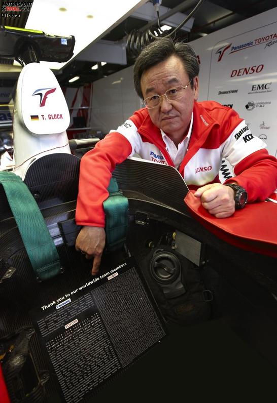 Teamchef Tadashi Yamashina (Toyota) mit der Dankesplakette an die Mitarbeiter und Unterstützer
