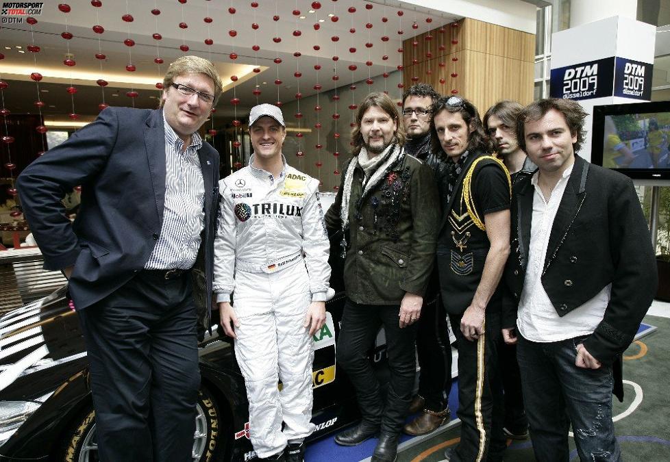 Ralf Schumacher (HWA-Mercedes) und die Jungs von Reamonn