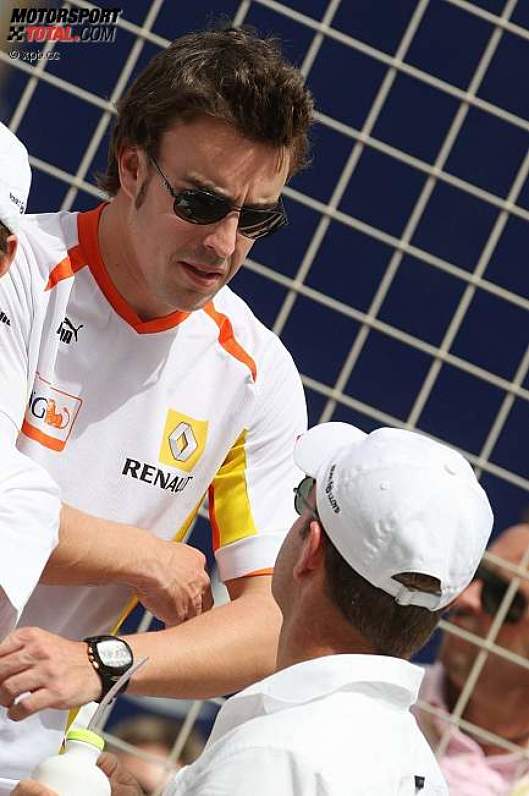Fernando Alonso (Renault) und Rubens Barrichello (Brawn) 