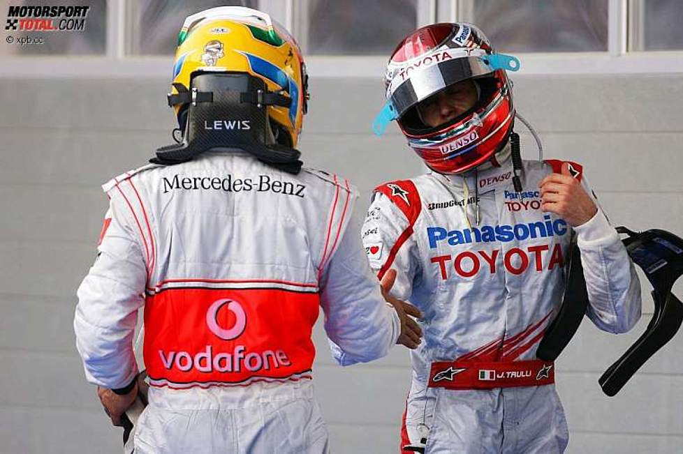 Lewis Hamilton (McLaren-Mercedes) und Jarno Trulli (Toyota) 