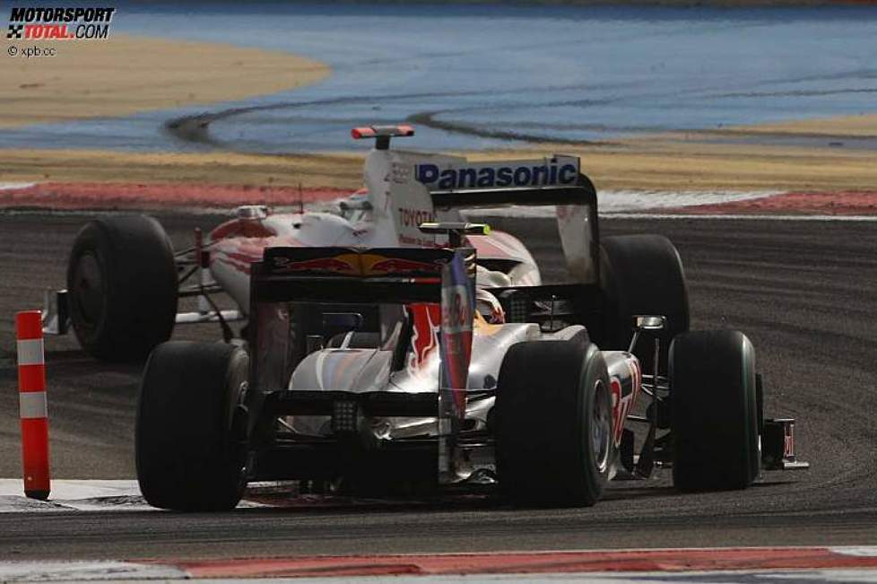 Sebastian Vettel (Red Bull) folgt Jarno Trulli (Toyota) 