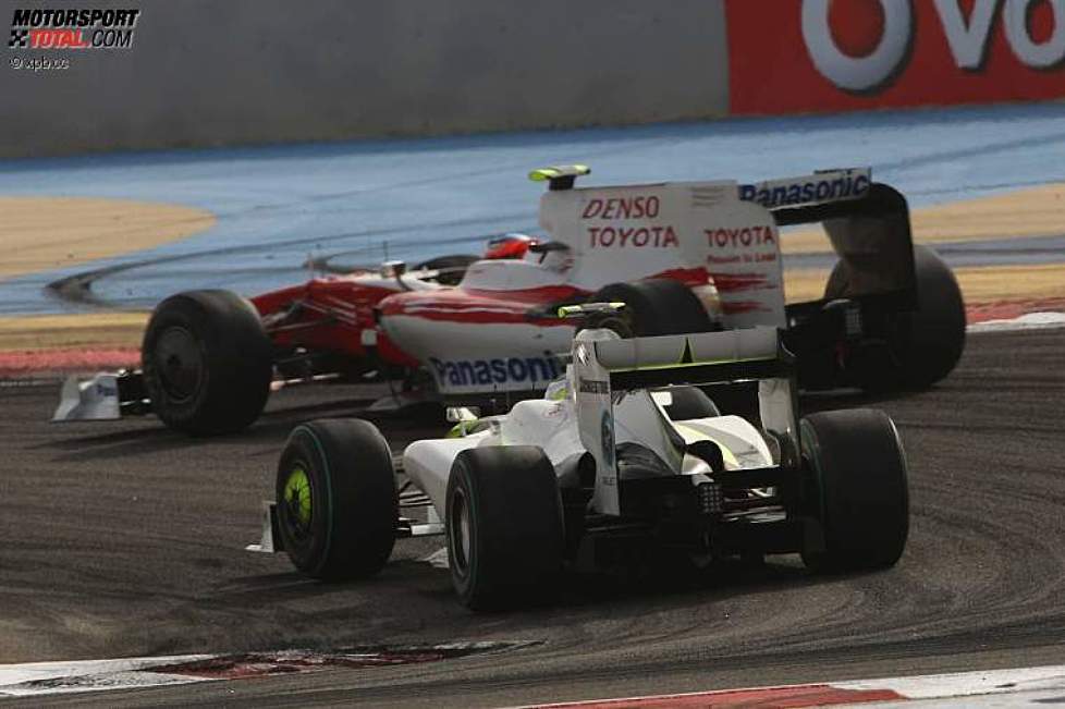 Timo Glock (Toyota) und Rubens Barrichello (Brawn) im Zweikampf