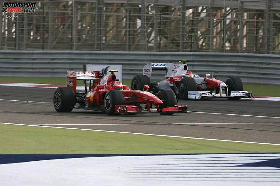 Kimi Räikkönen (Ferrari) kämpft mit Timo Glock (Toyota) 