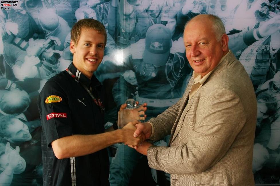 Sebastian Vettel und Redakteur Dieter Rencken mit dem Motorsport-Total.com-Award