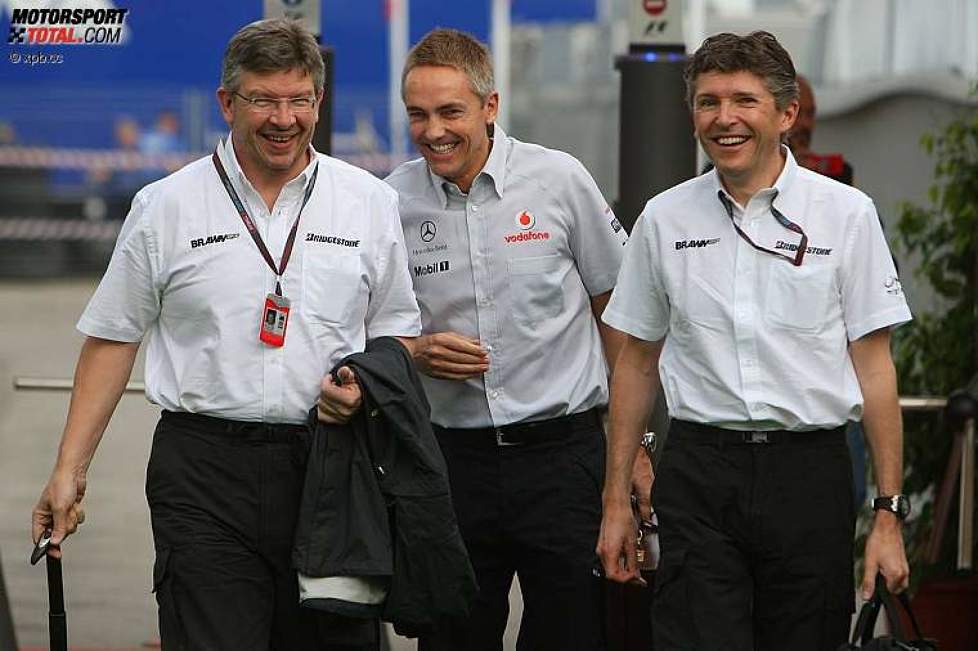 Ross Brawn (Teamchef) (Brawn), Martin Whitmarsh (Teamchef) (McLaren-Mercedes) und Nick Fry (Geschäftsführer) (Brawn) 