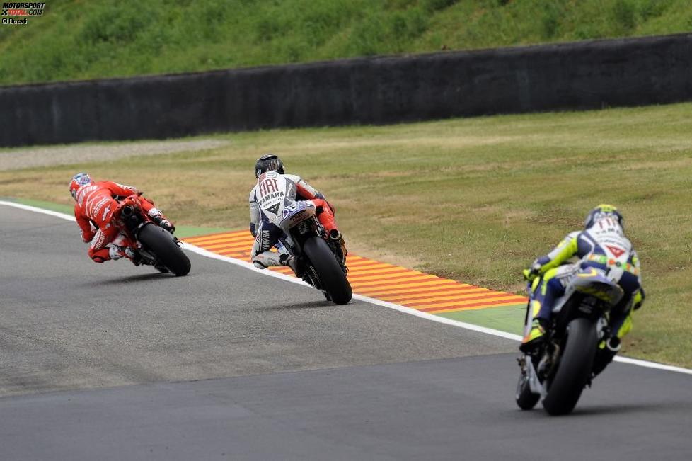 Casey Stoner (Ducati) vor Jorge Lorenzo und Valentino Rossi (Yamaha)