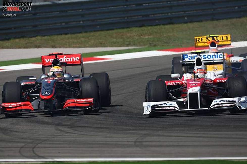 Lewis Hamilton (McLaren-Mercedes) kämpft mit Timo Glock (Toyota) 