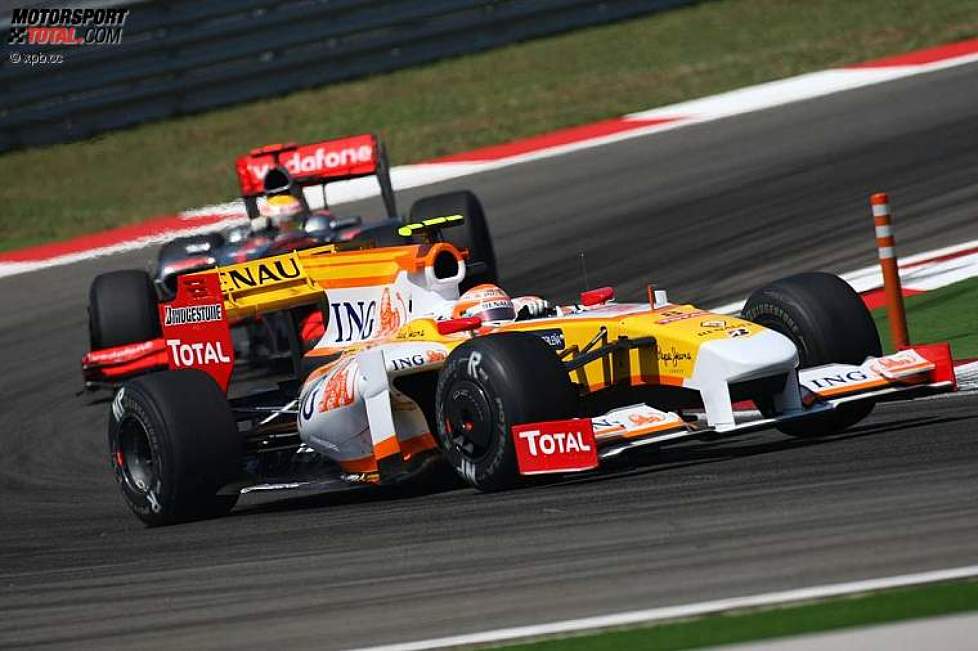 Nelson Piquet Jr. (Renault) vor Lewis Hamilton (McLaren-Mercedes) 