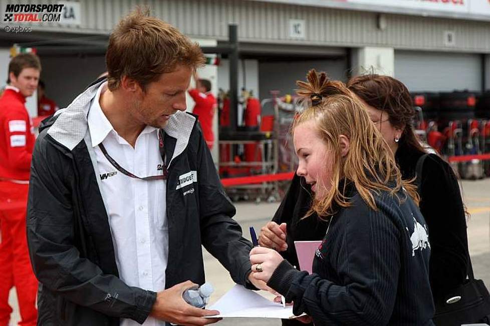 Jenson Button (Brawn) schreibt ein Autogramm